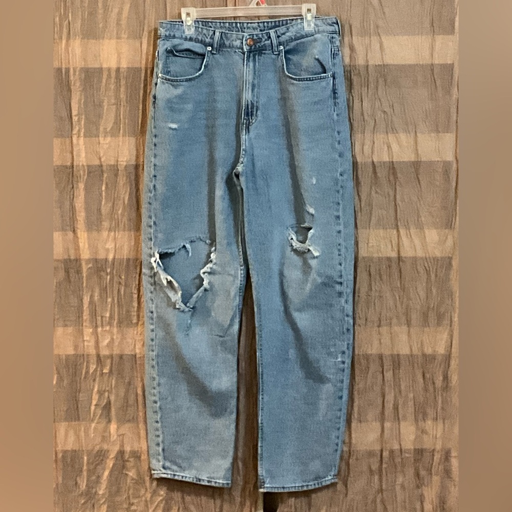 H&M ULTRA HIGH WAIST LIGHTWASHED JEANS. SIZE 10